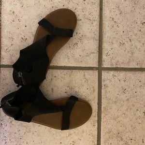 Sanuk cloud Sandals within t-strap and zipper